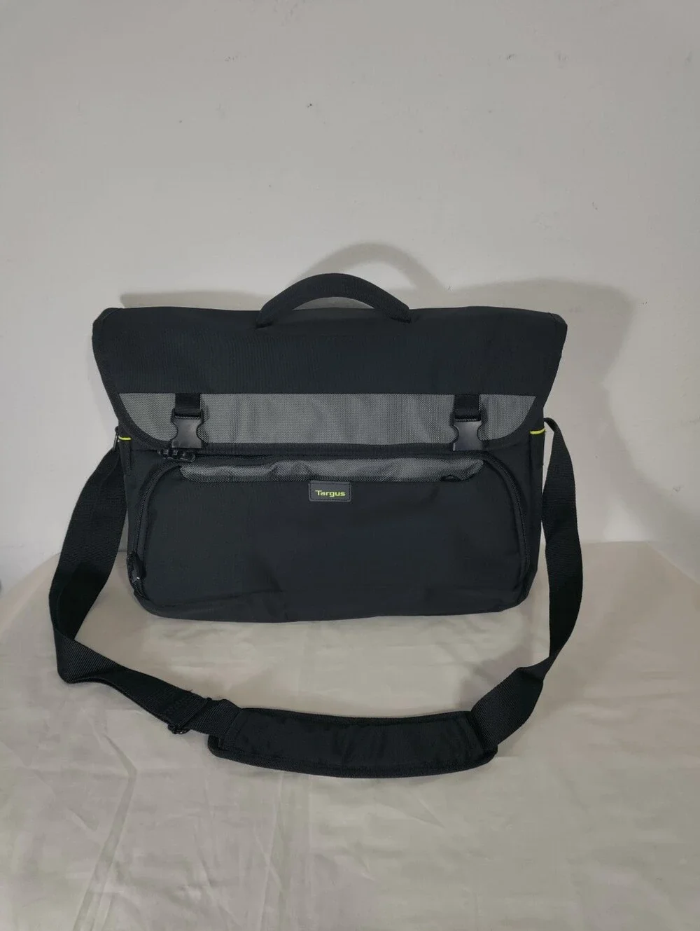 Like New Targus City Gear Hybrid Messenger TCG270 + Targus Trax Sleeve TSS677US
